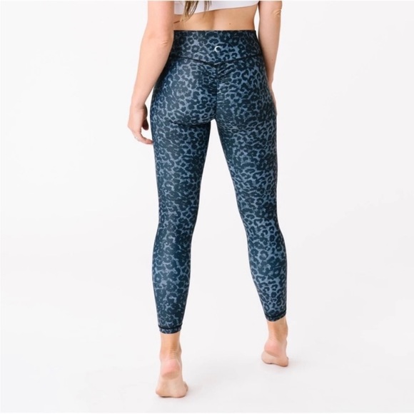 Zyia Active Stone Blue Leopard Scrunchy Hi-Rise Leggings Size 12 - Picture 1 of 6